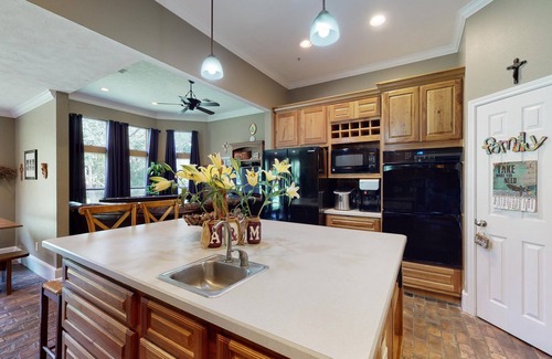 Navasota House | Big Christian Home 2 Living Rooms-★5 miles to College Station★ 12 Wooded Acres
