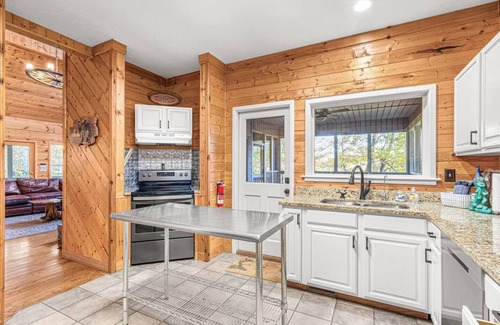 Townsend Cabin | Big Lodge* River Access * 11 beds *Sleeps 22*