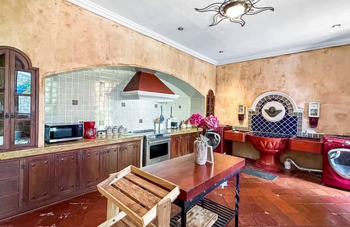 Ciudad Vieja House | Big Stylish House W/jacuzzi & Lounge Pool