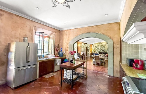 Ciudad Vieja House | Big Stylish House W/jacuzzi & Lounge Pool