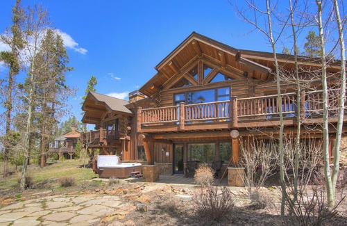 The Highlands House | Big Timber Lodge - Views Galore, Private Hot Tub!