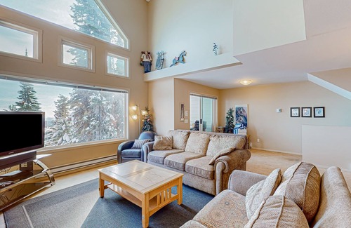 Big White Ski Resort Cabin | Big White Ski Resort cabin with hot tub, balcony, & two kitchens - walk to lifts
