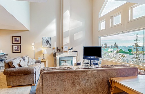 Big White Ski Resort Cabin | Big White Ski Resort cabin with hot tub, balcony, & two kitchens - walk to lifts