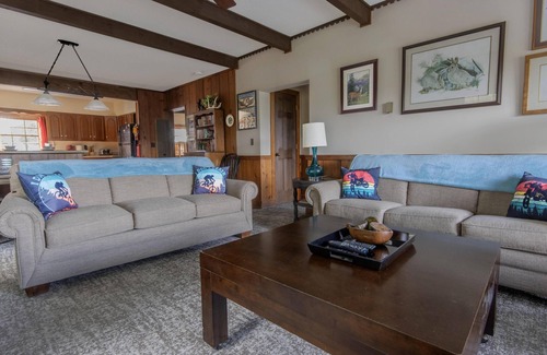 Snowshoe House | "Bigfoot Bungalow" oasis - Dogs welcome and right next to the bike trails!