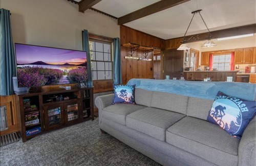 Snowshoe House | "Bigfoot Bungalow" oasis - Dogs welcome and right next to the bike trails!