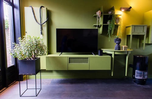 Alphen aan den Rijn Apartment | Bijzonder stadshuis met diepe moderne tuin.
