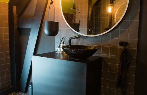 Alphen aan den Rijn Apartment | Bijzonder stadshuis met diepe moderne tuin.