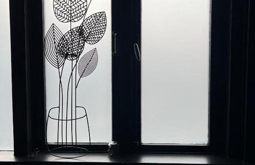 Alphen aan den Rijn Apartment | Bijzonder stadshuis met diepe moderne tuin.