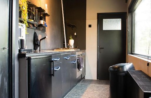 Alphen aan den Rijn Apartment | Bijzonder stadshuis met diepe moderne tuin.