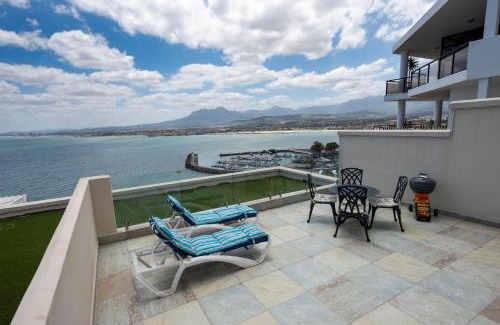 Mountainside Apartment | 'Bikini Views' Private One Bedroom Suite for 2 with Sunny Veranda