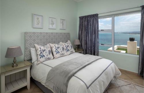Mountainside Apartment | 'Bikini Views' Private One Bedroom Suite for 2 with Sunny Veranda