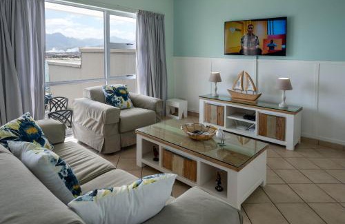 Mountainside Apartment | 'Bikini Views' Private One Bedroom Suite for 2 with Sunny Veranda