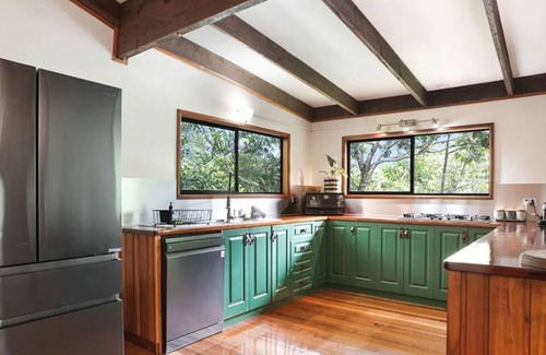 Brinsmead House | Bindi Treehouse - Secluded Rainforest Pet Friendly Retreat in a Stunning Treehouse