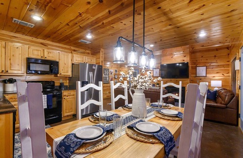 Broken Bow Cabin | Bison Boot Lodge & Tipi - Hot Tub - Fireplace