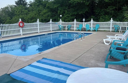 Robertsdale Cabin | Bitter Goose Cabin - Private, Sleeps 6, Fire Pit, Swimming Pool, 15 minutes to Lake Raystown