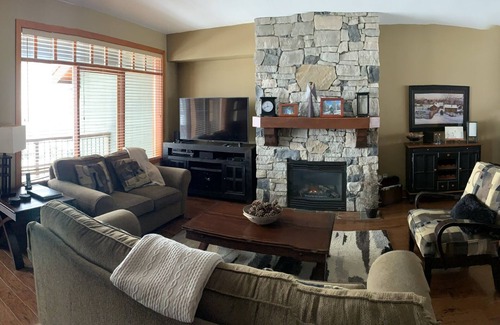 Big White Ski Resort Cabin | Blacksmith Lodge - Luxury Home - True Ski-In-Ski Out Access - Free Skiing