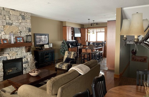 Big White Ski Resort Cabin | Blacksmith Lodge - Luxury Home - True Ski-In-Ski Out Access - Free Skiing
