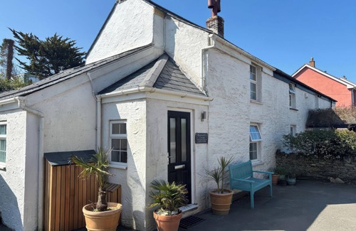 Crantock Cottage | BLACKSMITHS COTTAGE, pet friendly, with open fire in Crantock