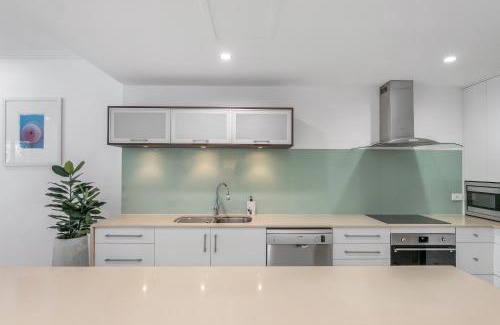 Palm Cove Apartment | Blanco Beachfront Beauty - Chic Palm Cove Hideaway