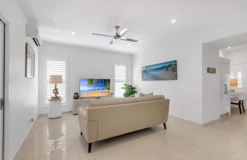 Palm Cove Apartment | Blanco Beachfront Beauty - Chic Palm Cove Hideaway