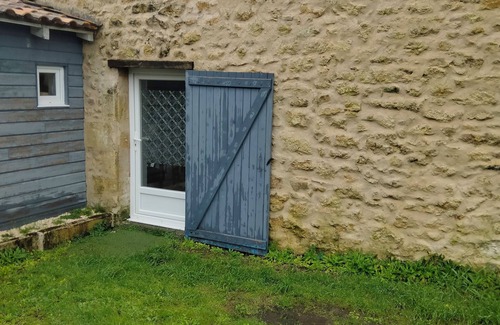 Cartelegue Cottage | Blayais self-catering cottage with swimming poolPets accepted