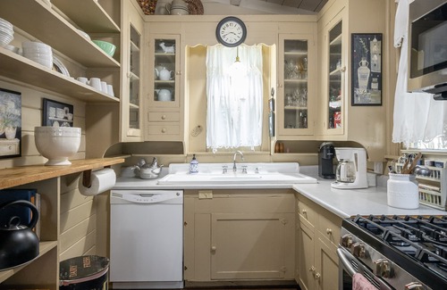 New Braunfels House | Blessing Haus - Charming Historic Home Blocks From Schlitterbahn!