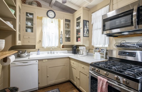 New Braunfels House | Blessing Haus - Charming Historic Home Blocks From Schlitterbahn!