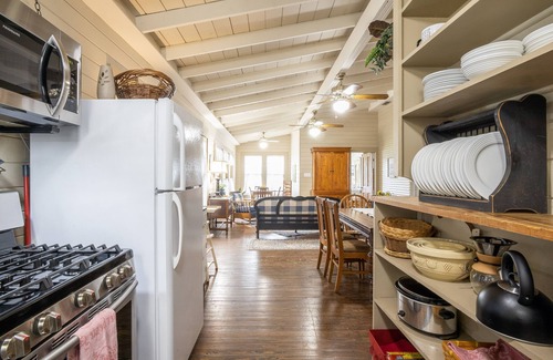 New Braunfels House | Blessing Haus - Charming Historic Home Blocks From Schlitterbahn!
