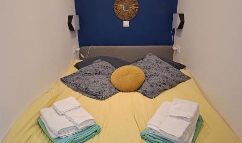 Mantilly House | Bleu - 3 star small gite with hot tub and heated pool