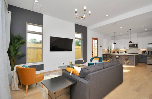 South Central Houston House | ☀️Blissful Getaway☀️ Home w/Jacuzzi Backyard ⮕Downtown