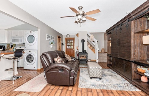 Great Cacapon Cabin | Blissful Woods Hideaway on Nine Acres Whole House 3bd, firepit, hot tub