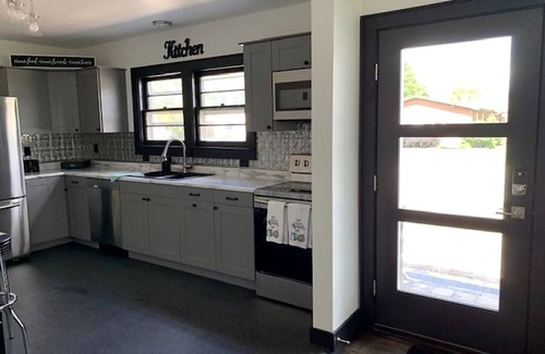 Ashwaubenon House | Blocks from Lambeau Field!