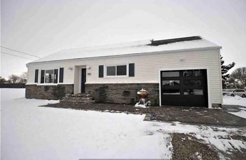 Ashwaubenon House | Blocks from Lambeau Field!