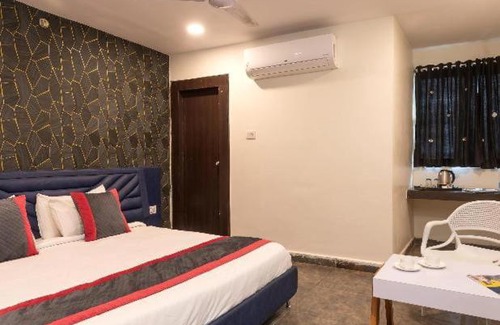 HITEC City Hotel | Blossoms Room M Hotel- Free Early Check in- Opp Hitex Charminar Arch