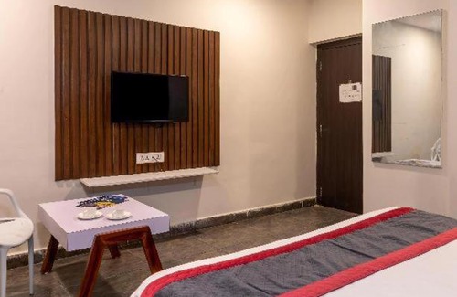 HITEC City Hotel | Blossoms Room M Hotel- Free Early Check in- Opp Hitex Charminar Arch