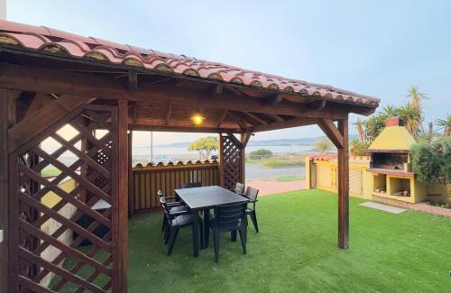 Siniscola Apartment | Blu Caletta - waterfront apartment with garden