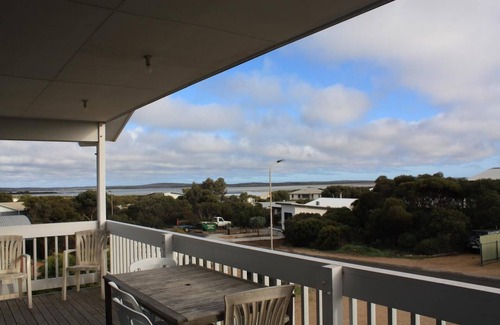 Warrenben House | Blue Breeze - 4 bedroom Double story home - Close to the beach and Inns National Park