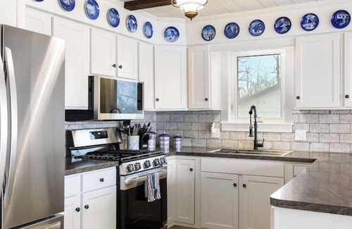Canadian Lakes House | Blue Bungalow - Charming Lakefront Cottage in Canadian Lakes - Sleeps 8