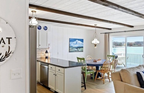 Canadian Lakes House | Blue Bungalow - Charming Lakefront Cottage in Canadian Lakes - Sleeps 8