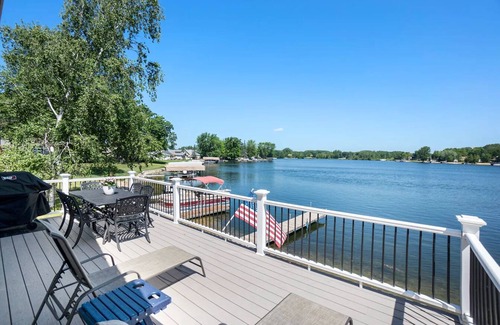 Canadian Lakes House | Blue Bungalow - Charming Lakefront Cottage in Canadian Lakes - Sleeps 8
