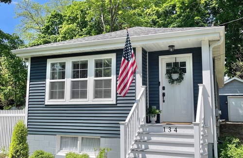 Williams Bay House | Blue Cottage in the Bay - walk to beach and shops