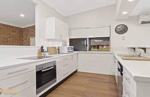 Fingal Bay House | Blue Fish - 41 Boulder Bay Road - Pet Friendly and walk to Fingal Bay Beach