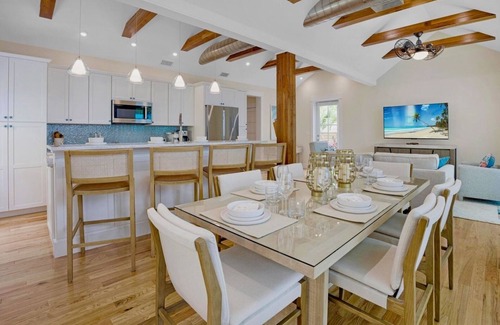 Downtown House | *BLUE HERON'S HIDEOUT @ OLD TOWN* Newly Renovated Home & Pool + LAST KEY SERVI