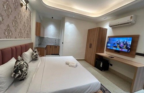 DLF Phase 5 Hotel | Blue Moon Residency Sector 53 Gurgaon