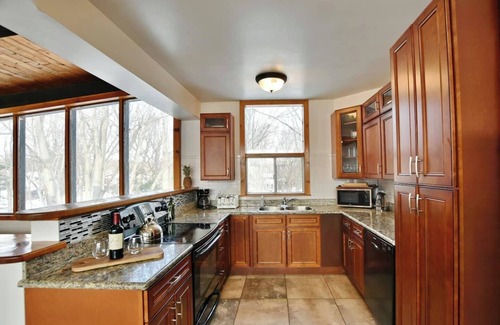 The Blue Mountains Ski Chalet | Blue Mountain Gem walking distance to Village-L