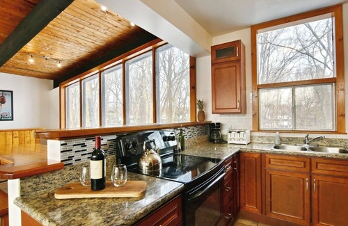 The Blue Mountains Ski Chalet | Blue Mountain Gem walking distance to Village-L