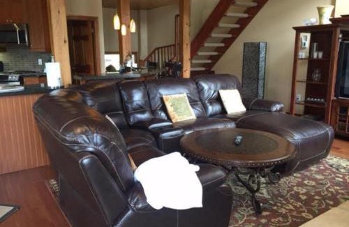 Craigleith Ski Chalet | Blue Mountain-Luxurious BlueSki George Chalet, Hot Tub, Pool, Gas Fireplace