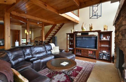 Craigleith Ski Chalet | Blue Mountain-Luxurious BlueSki George Chalet, Hot Tub, Pool, Gas Fireplace