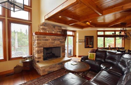 Craigleith Ski Chalet | Blue Mountain-Luxurious BlueSki George Chalet, Hot Tub, Pool, Gas Fireplace
