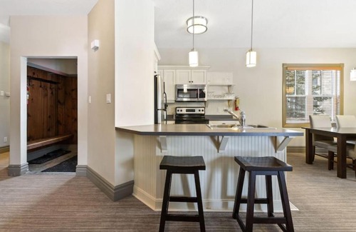 The Blue Mountains House | Blue Mtn Getaway in Historic Snowbridge Chalet